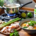 découvrez comment préparer facilement une délicieuse soupe tom kha kai chez vous grâce à nos astuces et à une recette simple. apprenez à maîtriser cette spécialité thaïlandaise aux saveurs exotiques !